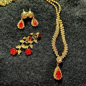 Pretty red jewelry set, necklace and 2 pairs of earrings